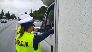 Funkcjonariuszki policji podczas kontroli drogowej