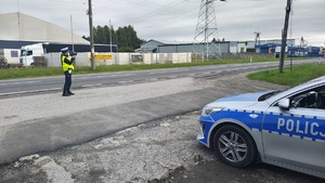 Policjantka podczas kontroli prędkości