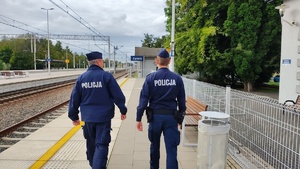 Policjanci patrolują obszary kolejowe