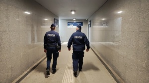Policjanci patrolują obszary kolejowe