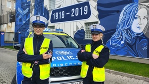 Policjantki Wydziału Ruchu Drogowego w Zgierzu przy nowym radiowozie