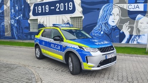 Nowy radiowóz na tle muralu z gwiazdą policyją