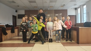 Funkcjonariusz zgierskiej komendy na spotkaniu z uczniami podczas wizyty w Sądzie Rejonowym w Zgierzu