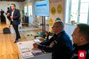 Funkcjonariusze Komendy Powiatowej Policji w Zgierzu i pracownik Banku Spółdzielczego na spotkaniu z seniorami.