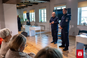 Funkcjonariusze Komendy Powiatowej Policji w Zgierzu na spotkaniu z seniorami.