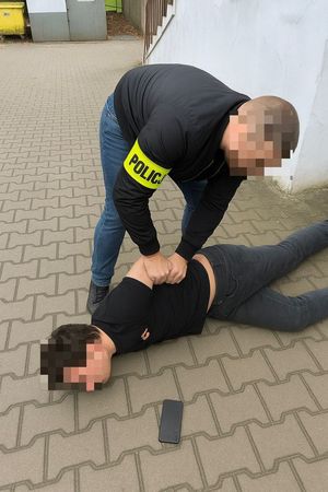 policjant w trakcie zatrzymania osoby poszukiwanej