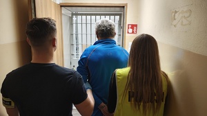 Policjanci z zatrzymanym mężczyzną