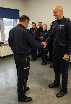 Policjanci podczas uroczystej zbiórki w auli Komendy Powiatowej Policji w Zgierzu