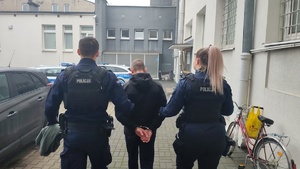 Policjanci z zatrzymanym mężczyzną