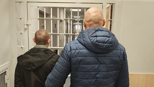 policjant z zatrzymanym mężczyzną