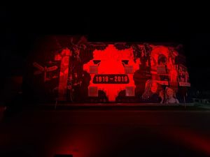 Podświetlenie na kolor czerwony budynku komendy