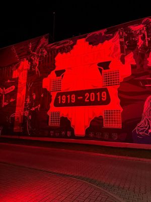 Podświetlenie na kolor czerwony budynku komendy