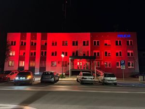 Podświetlenie na kolor czerwony budynku komendy