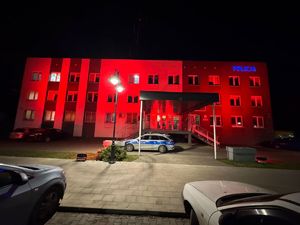 Podświetlenie na kolor czerwony budynku komendy
