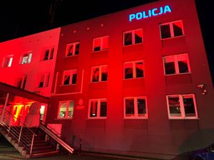 Podświetlenie na kolor czerwony budynku komendy