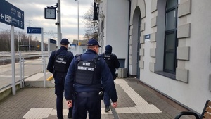 Policjant wraz z funkcjonariuszami SOK patrolują rejon dworca kolejowego