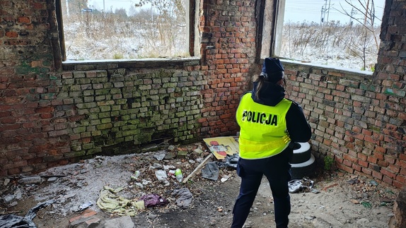 Policjanci kontrolują pustostany