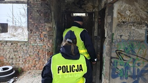 Policjanci kontrolują pustostany