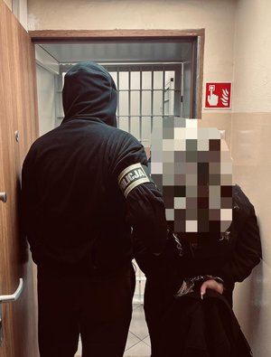 Policjant z zatrzymaną kobietą