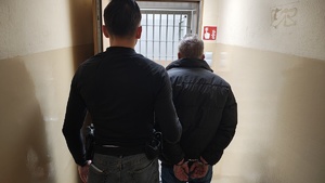 Policjant z zatrzymanym mężczyzną