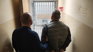 Policjant z zatrzymanym mężczyzną