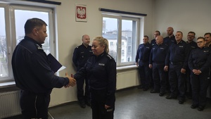 Policjanci podczas uroczystej zbiórki