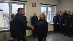 Policjanci podczas uroczystej zbiórki