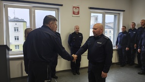 Policjanci podczas uroczystej zbiórki