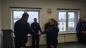 Policjanci podczas uroczystej zbiórki