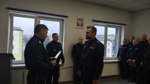 Policjanci podczas uroczystej zbiórki