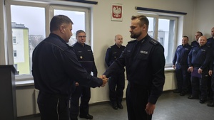 Policjanci podczas uroczystej zbiórki