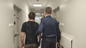 Policjant z zatrzymanym mężczyną