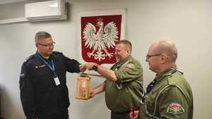 Harcerze podczas przekazania Betlejemskiego Światła Pokoju na ręce I Zastępcy Komendanta Powiatowego Policji w Zgierzu