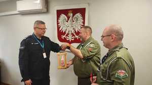 Harcerze podczas przekazania Betlejemskiego Światła Pokoju na ręce I Zastępcy Komendanta Powiatowego Policji w Zgierzu