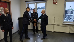 Policjanci podczas uroczystej zbiórki