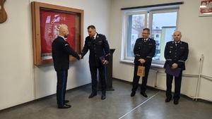 Policjanci podczas uroczystej zbiórki