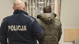 Policjant z zatrzymanym mężczyzną