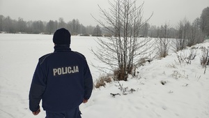 Policjant patrolujący okolice zbiorników wodnych