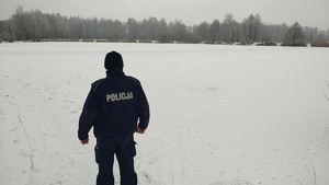 Policjant patrolujący okolice zbiorników wodnych