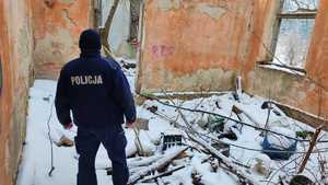 Policjant kontrolujący pustostany