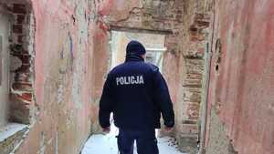 Policjant kontrolujący pustostany