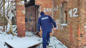 Policjant kontrolujący pustostany