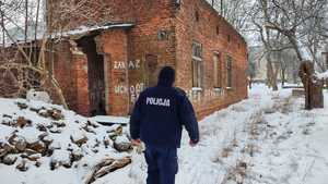 Policjant kontrolujący pustostany