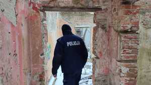 Policjant kontrolujący pustostany