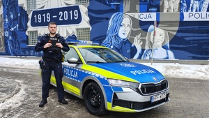 Policjant prezentujący nowy radiowóz