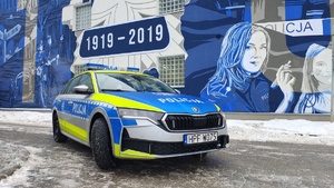 Radiowóz na tle muralu policyjnego