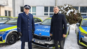 Komendant Powiatowy Policji w Zgierzu wraz z Prezydentem Miasta Zgierza prezentują nowy radiowóz