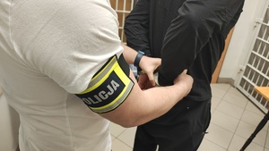 Policjant z zatrzymanym mężczyną