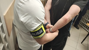 Policjant z zatrzymanym mężczyną