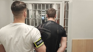 Policjant z zatrzymanym mężczyną